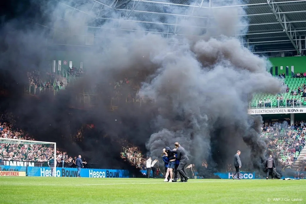 krant plaatst statement tegen rookbommen bij fc groningen1684140523