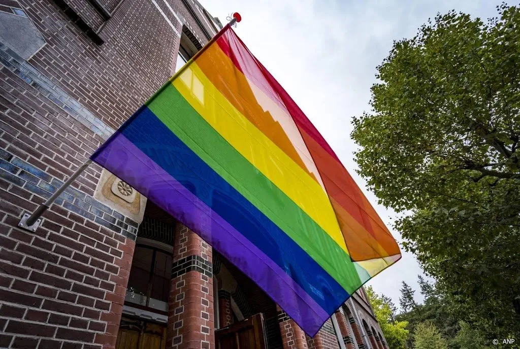 kro ncrv deelt op schiphol regenboogvlaggen uit aan oranjelegioen1624590735