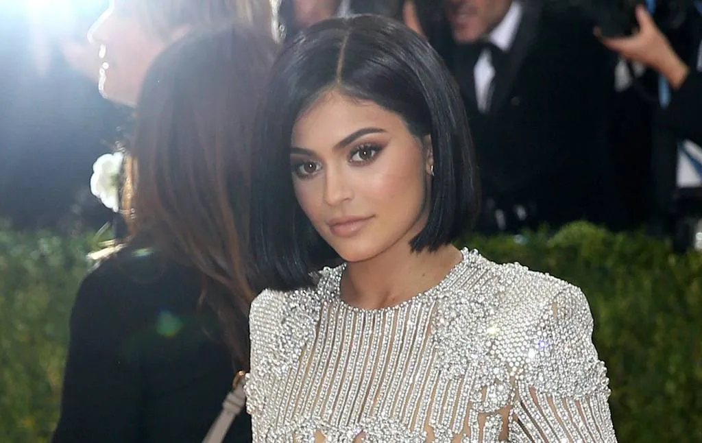 kylie jenner krijgt ferrari als kraamcadeau1519613775