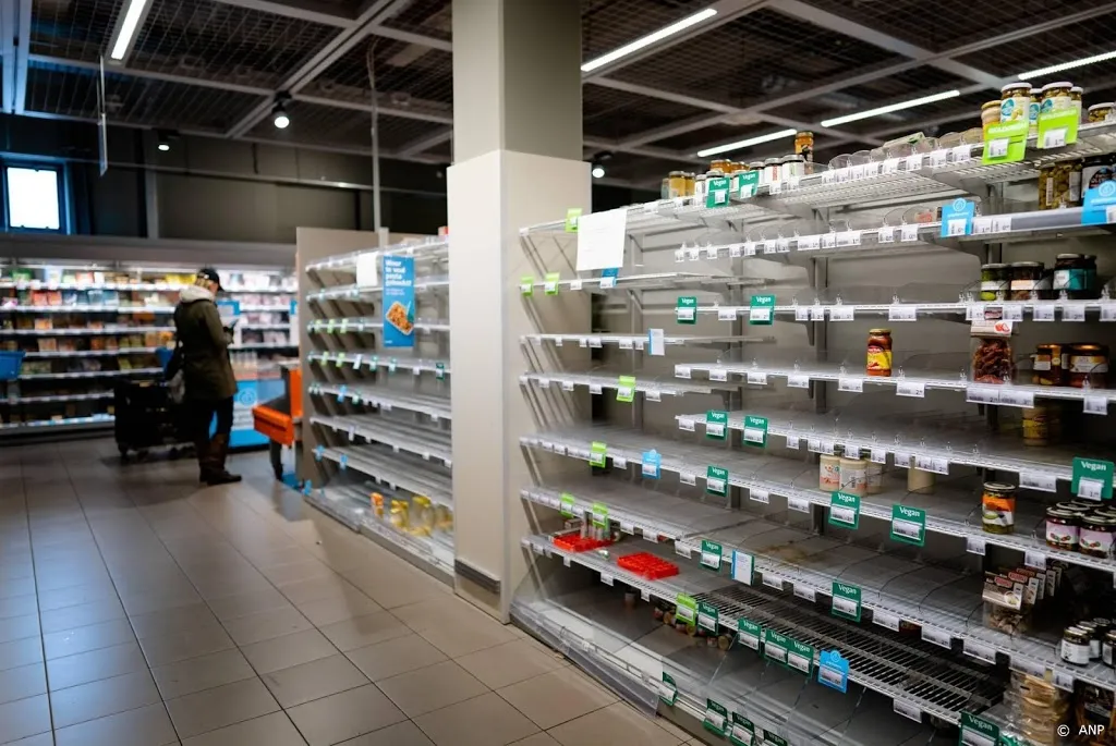 lege schappen bij supermarkten in aanloop naar sneeuw1612627928