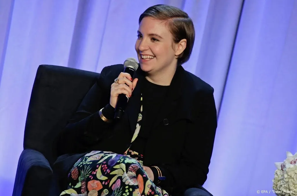 lena dunham moet lopen met wandelstok1572689050