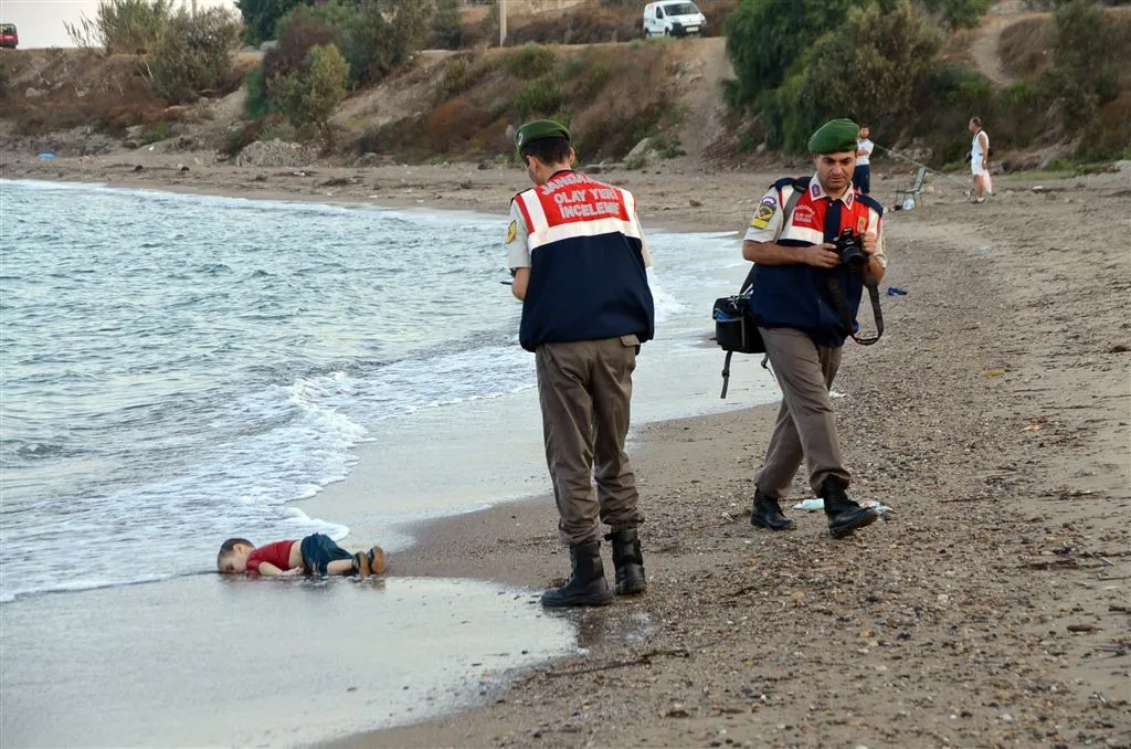 lichaam verdronken kindje naar kobani1441342596