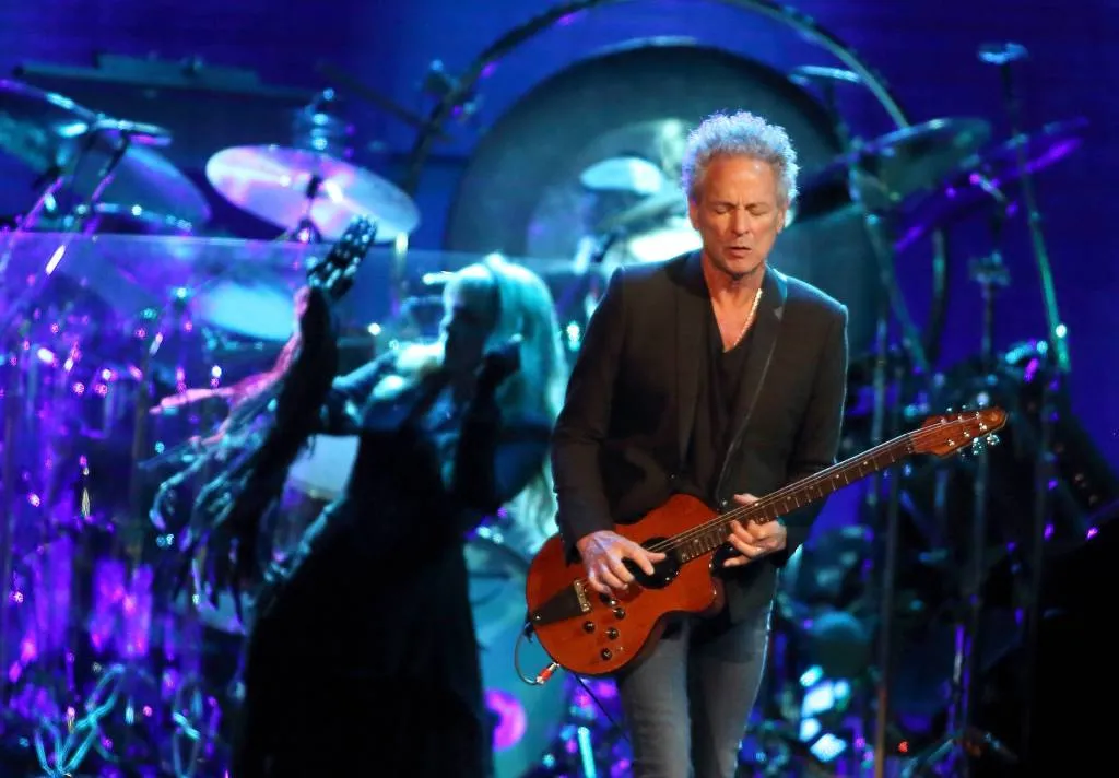 lindsey buckingham klaagt fleetwood mac aan1539306502