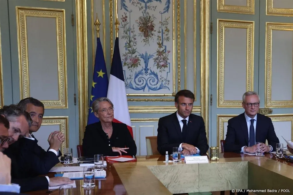 macron wil dinsdag met ruim 220 burgemeesters praten over rellen1688344833