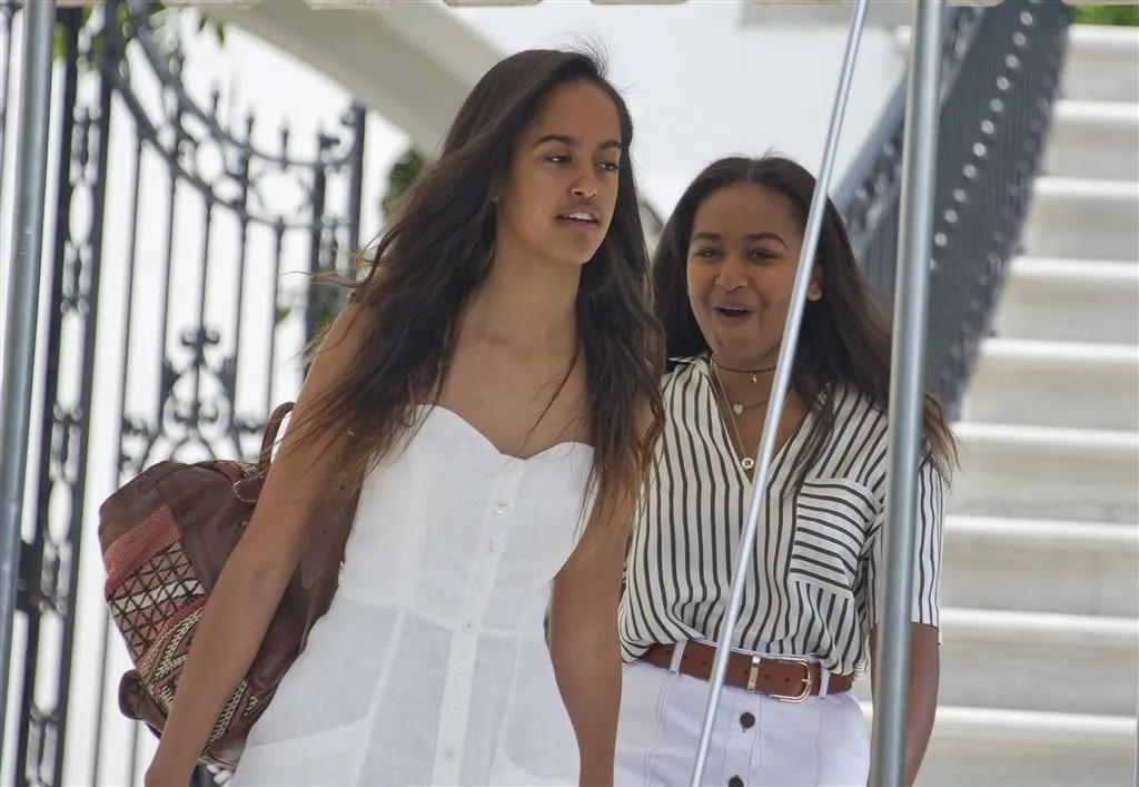 malia obama loopt stage in hollywood1484885788