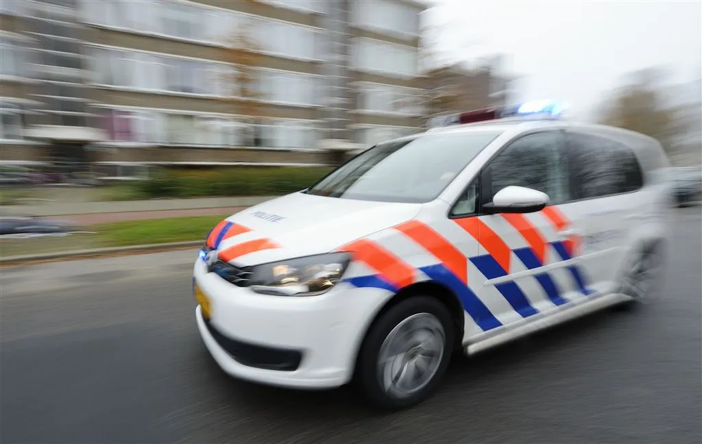 man beschiet zichzelf met kruisboog1445295646