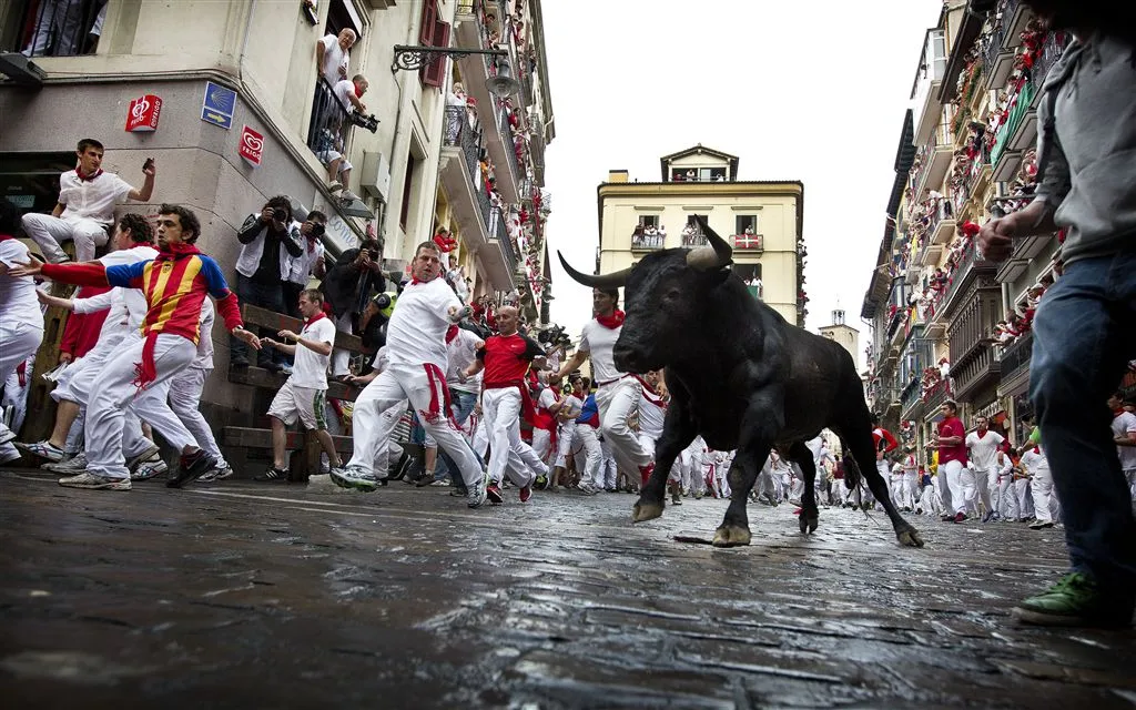 man neemt selfie bij stierenrennen pamplona1405232656