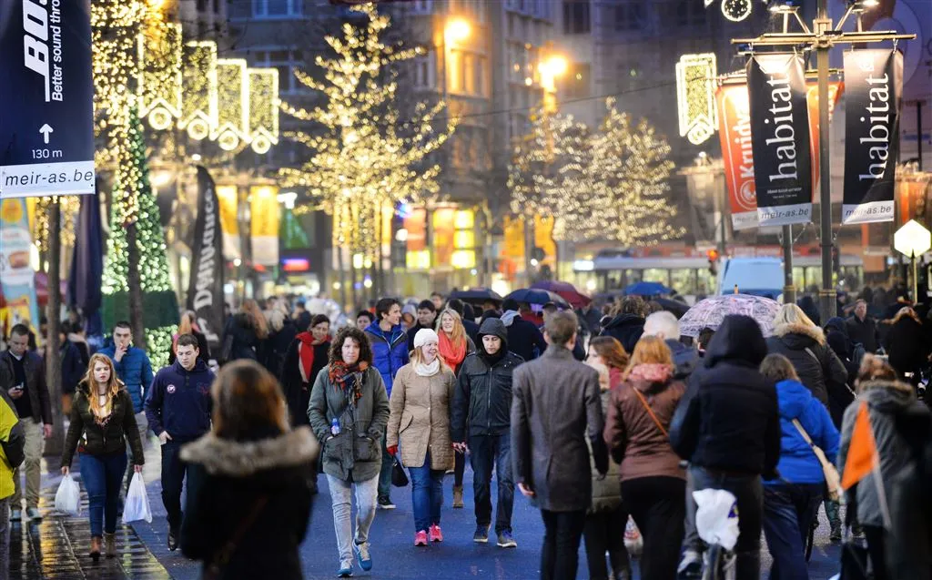 man rijdt in op mensen op kerstmarkt brussel1419811948