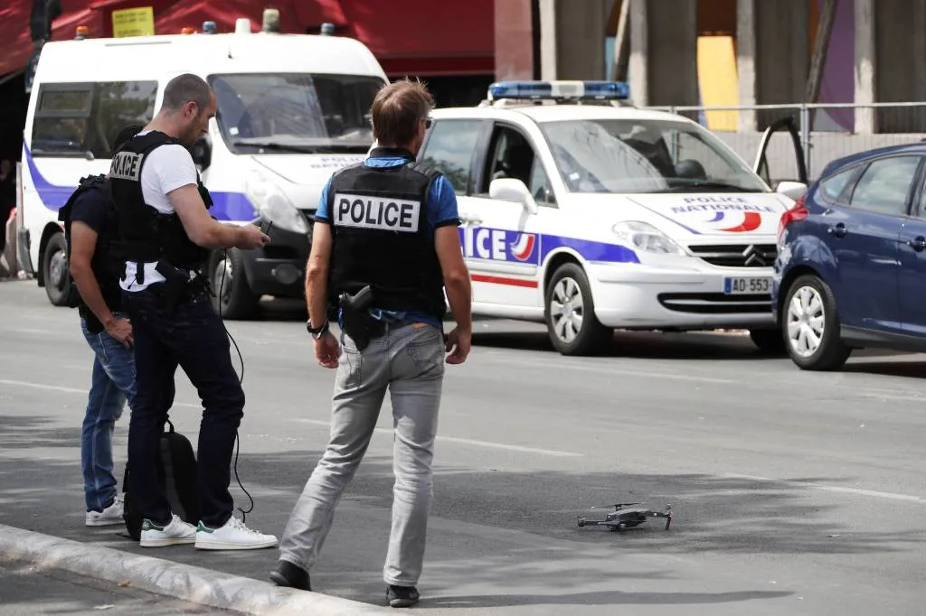 man steekt 7 mensen in centrum parijs1536536414