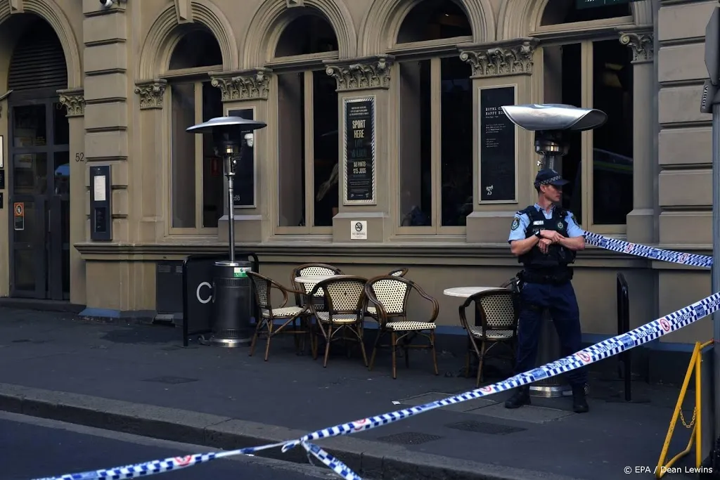 man steekt in op mensen in sydney1565677696