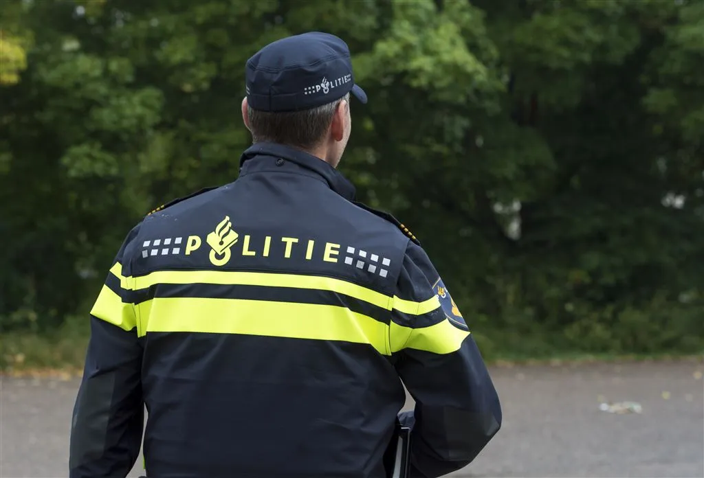 man steekt zich in brand bij politiebureau1418396415