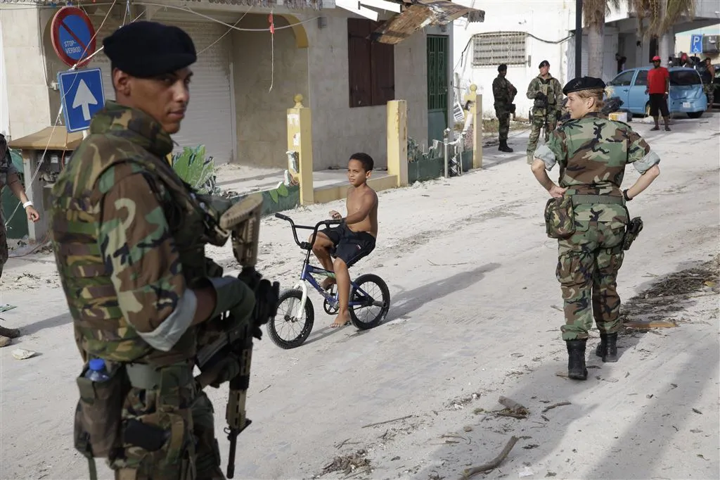 mariniers keken toe bij plunderingen st maarten1505697566