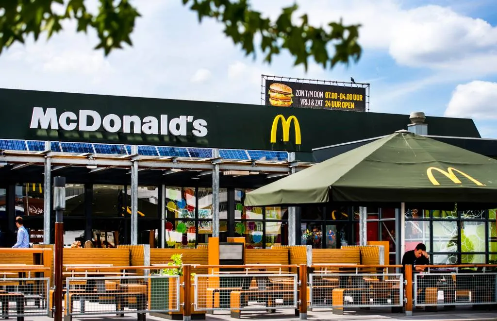 mcdonalds wil afval uit prullenbak recyclen1541656102