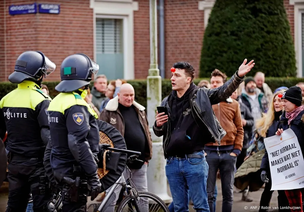 me grijpt in waterkanon ingezet bij demonstratie museumplein1610893491