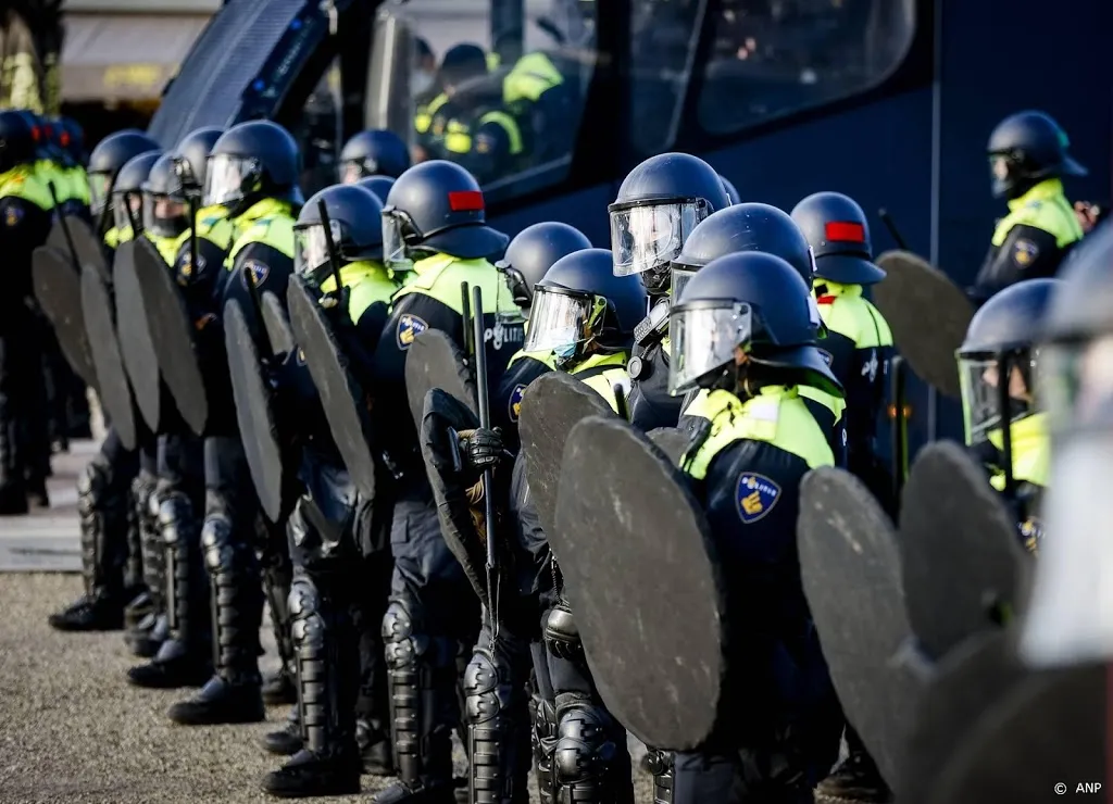 me voert charge uit bij demonstratie museumplein1613919130