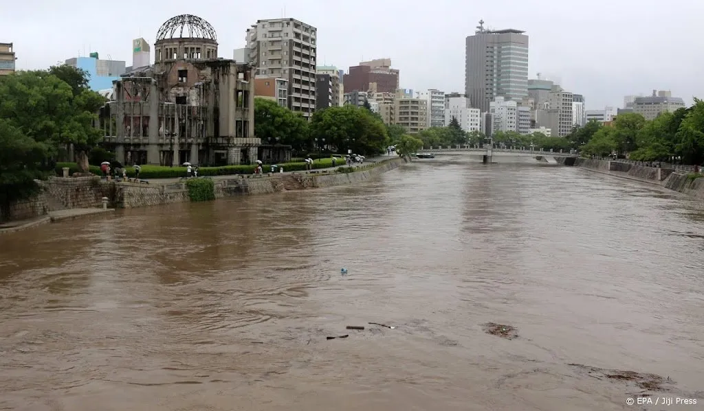 meer dan miljoen mensen schuilen voor noodweer in westen japan1628926815