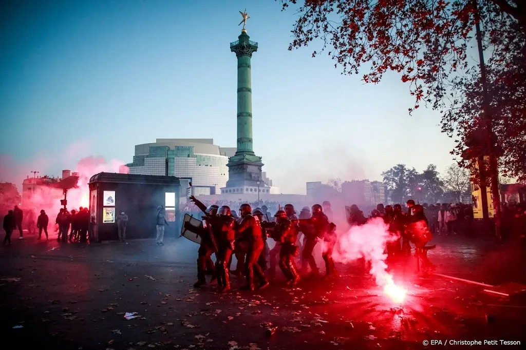 meer dan zestig politiemensen gewond bij protesten in frankrijk1606644097