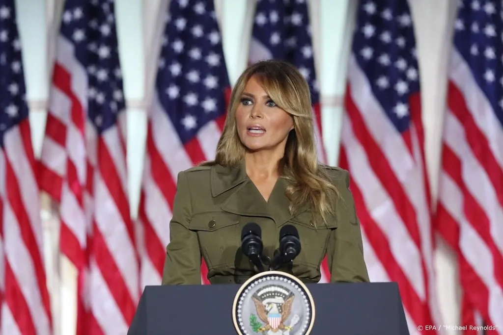 melania trump spreekt troostende woorden tot families vs1598415375