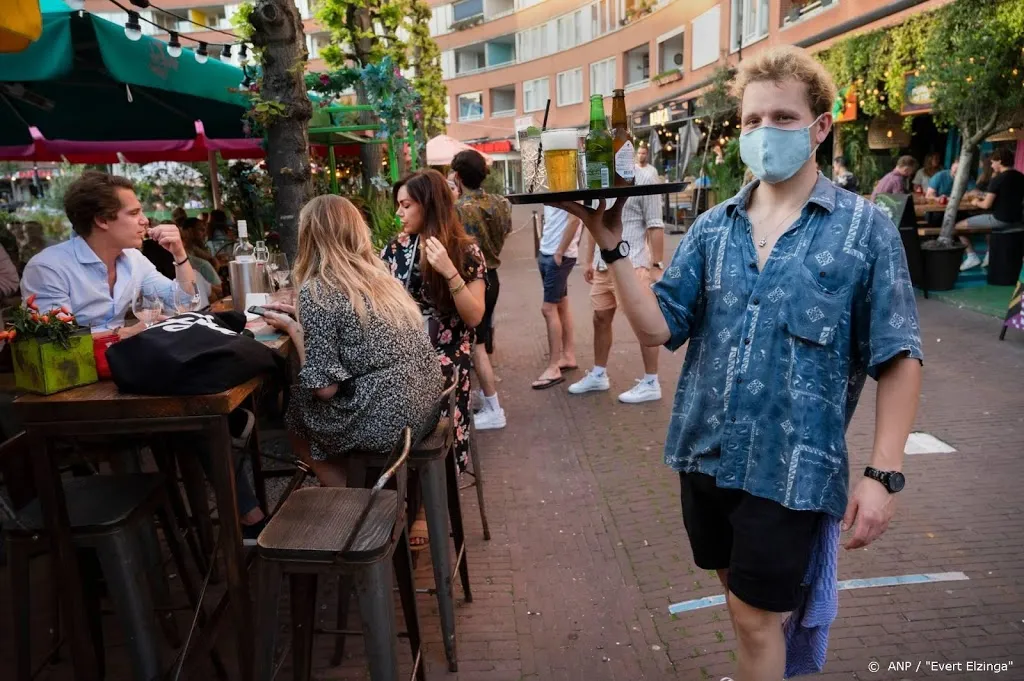 mensen lopen vooral thuis het coronavirus op maar horeca komt op1597153933