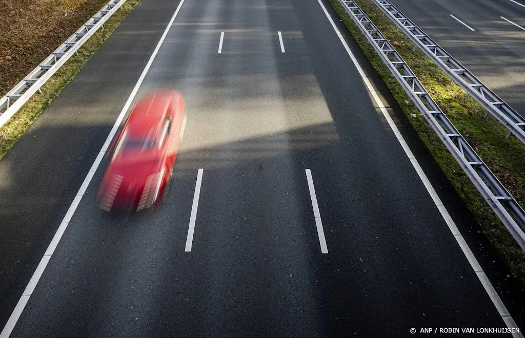 mensen rijden iets langzamer op de snelweg kost minder brandstof1648033261