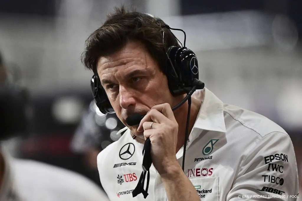 mercedes baas wolff feliciteert verstappen per sms1639420581