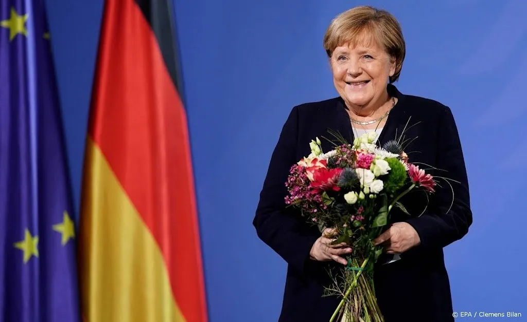 merkel gaat autobiografie schrijven met haar naaste medewerker1639142450