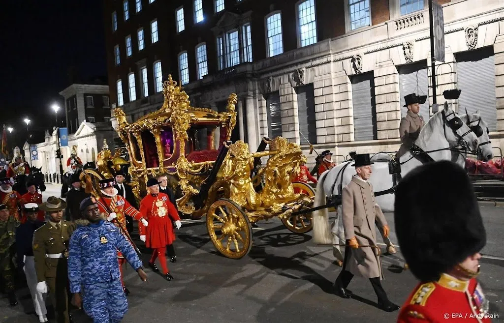 militairen oefenen met koetsen in londen voor kroning charles1683099690