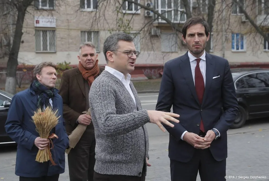 minister hoekstra en delegatie verlaten schuilkelder in kiev1668530675