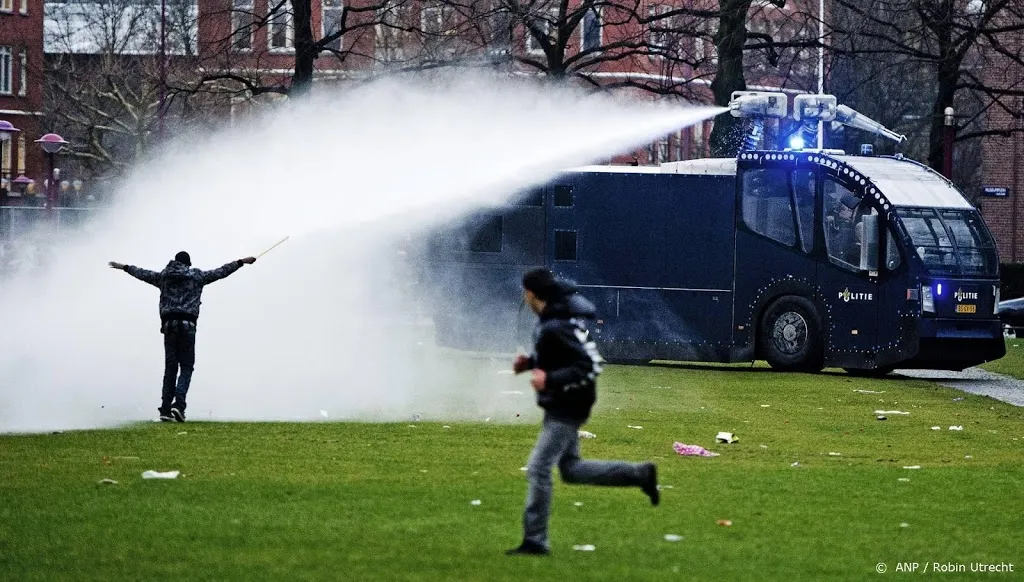 mobiele eenheid verdrijft betogers van museumplein1616241620