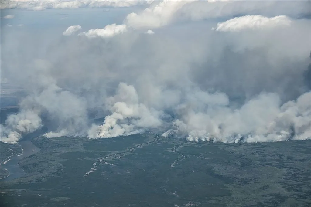 moeder natuur helpt brand alberta stuiten1462770438