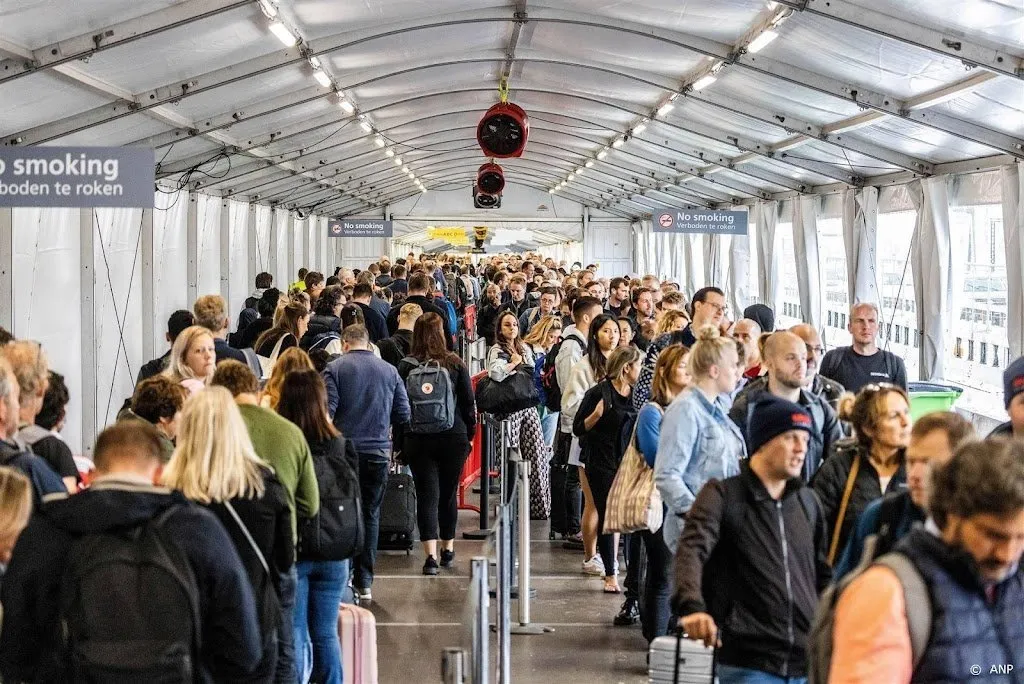 mogelijk weer reizigersplafond op schiphol om personeelstekort1675449329