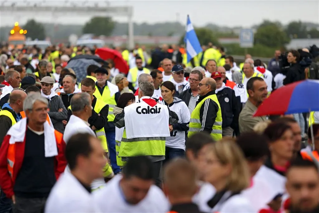 muur tegen migranten langs weg in calais1473231637