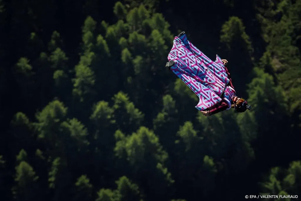 nederlander komt om bij basejumpen met wingsuit in zwitserland1672974025