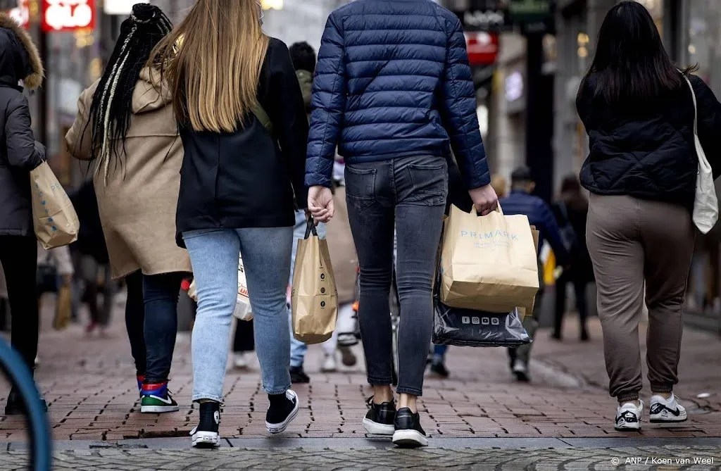 nederlanders kopen minder spullen geven meer uit aan diensten1680848417