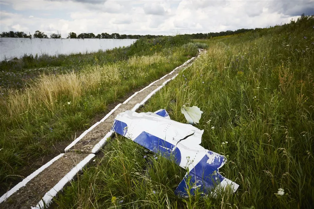 nieuwe beelden crashsite mh17 opgedoken1437085962