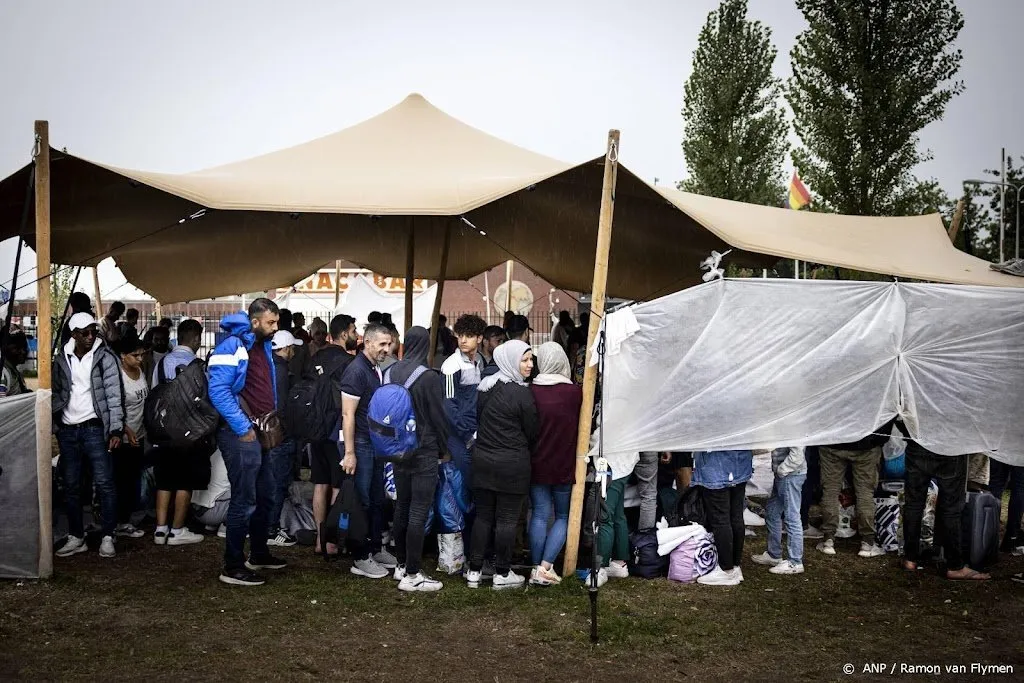 ongeveer 250 asielzoekers sliepen buiten bij ter apel1660998741