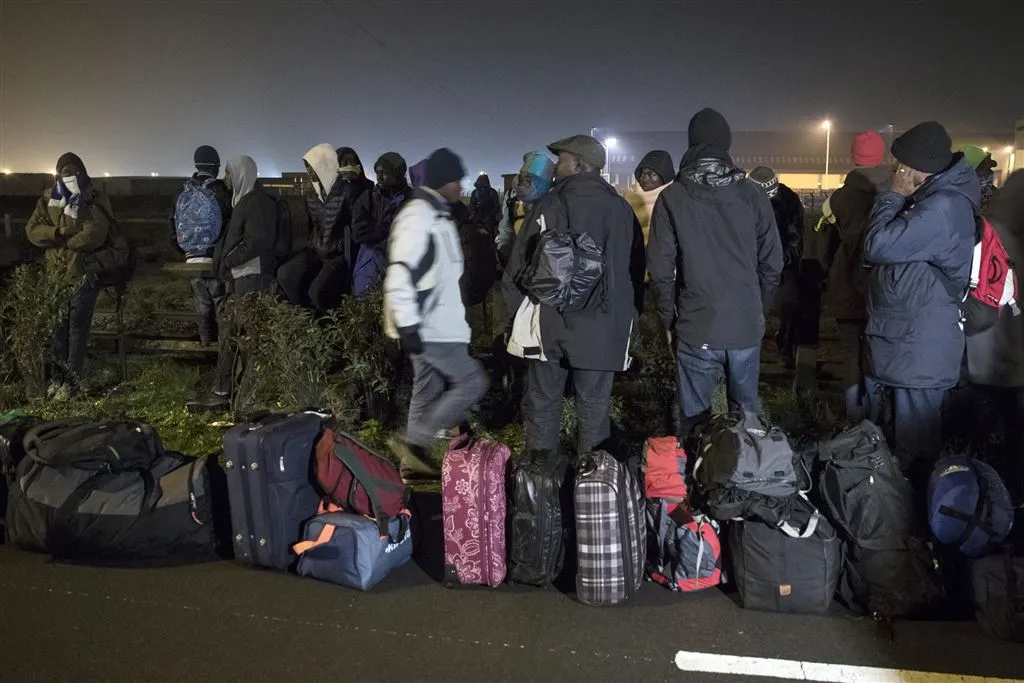 ontruiming vluchtelingenkamp calais begonnen1477290261