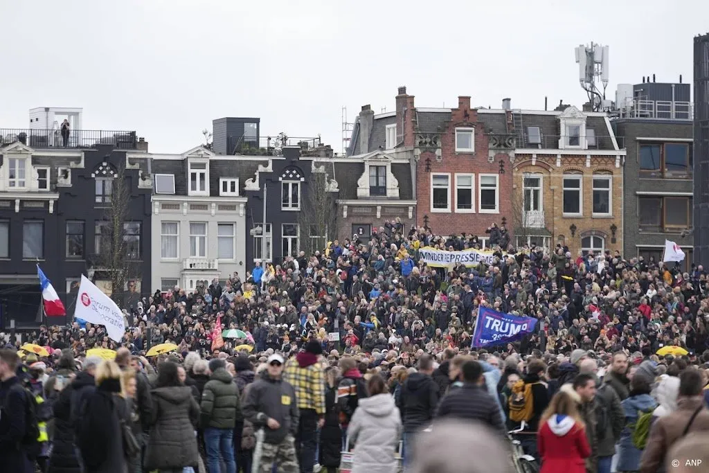 opnieuw honderden tot duizend mensen op museumplein1641139977