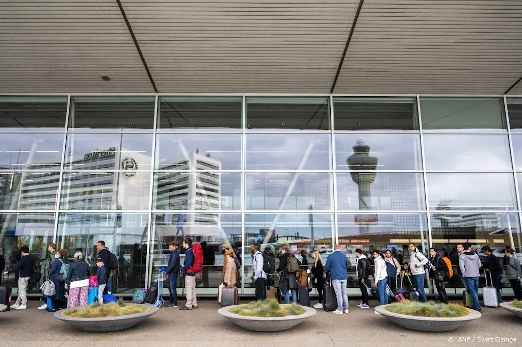 opnieuw lange rijen verwacht op druk schiphol1651373062