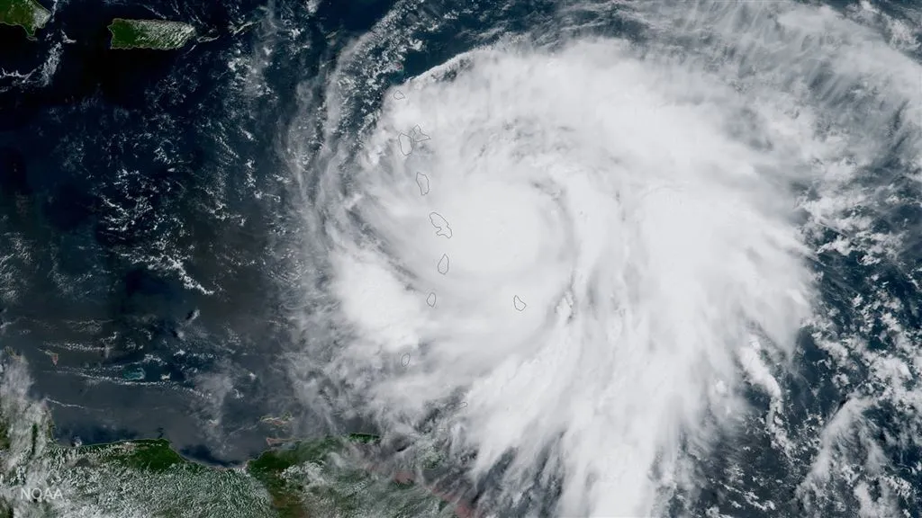 orkaan maria raakt dominica op volle kracht1505791207
