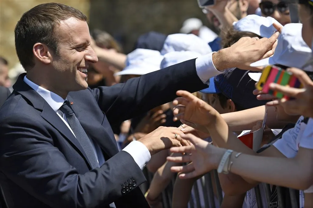 partij macron behaalt absolute meerderheid1497832100