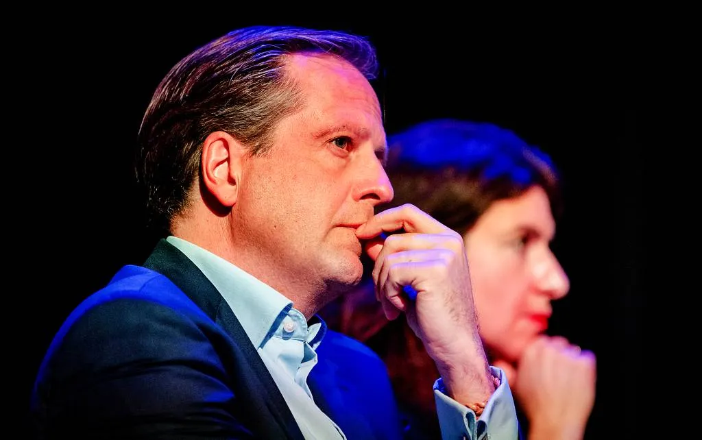 pechtold stuurt bloemetje bij uitstel lelystad1516587123