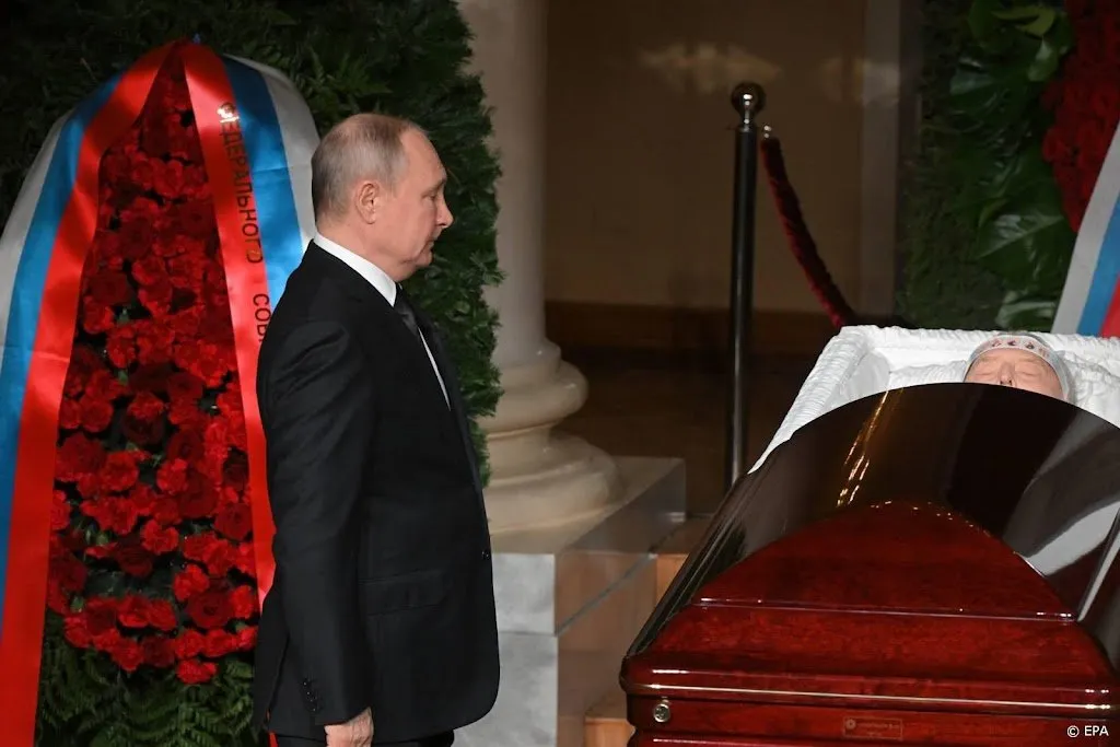 poetin duikt op bij begrafenis extreemrechtse russische politicus1649443981