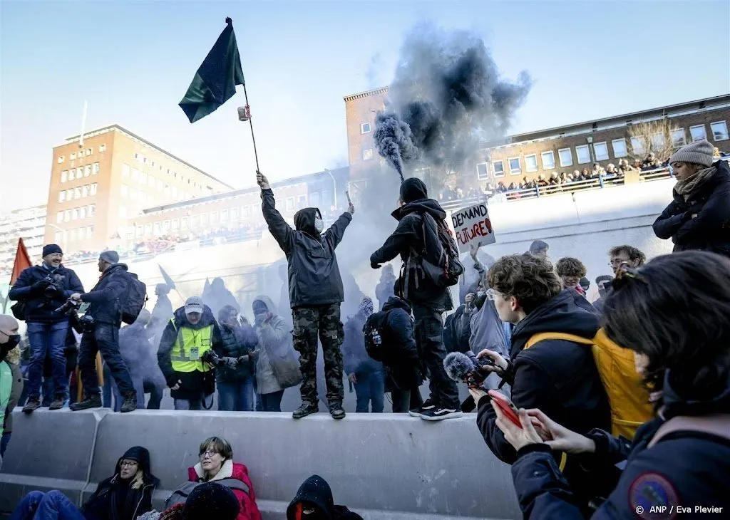 politie grijpt in bij protest klimaatactievoerders op a121674908824