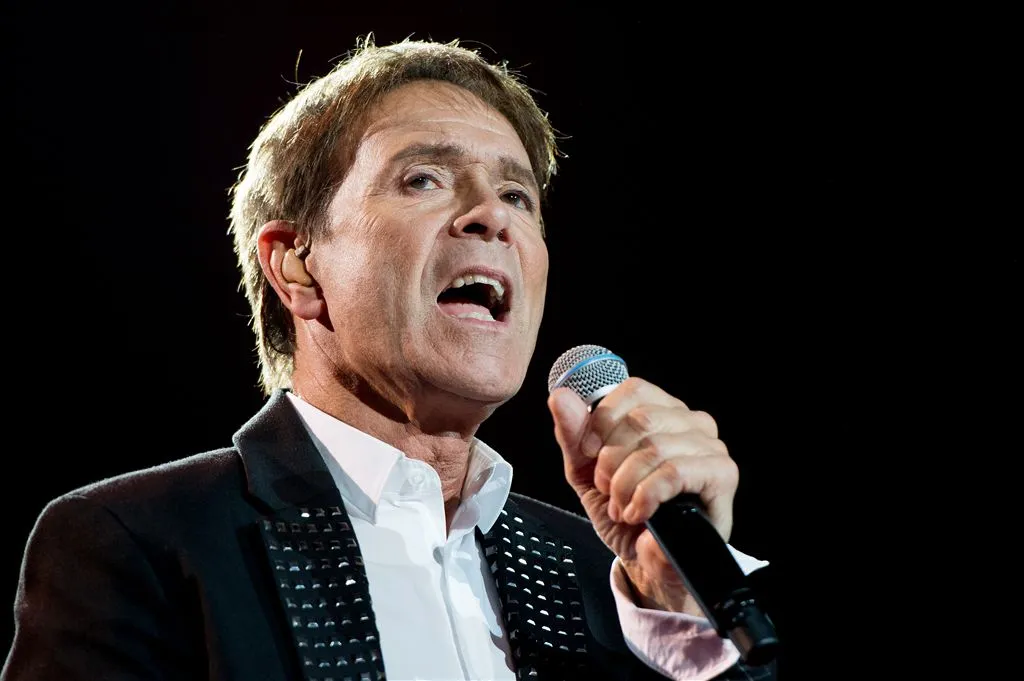 politie ondervraagt cliff richard1408860007