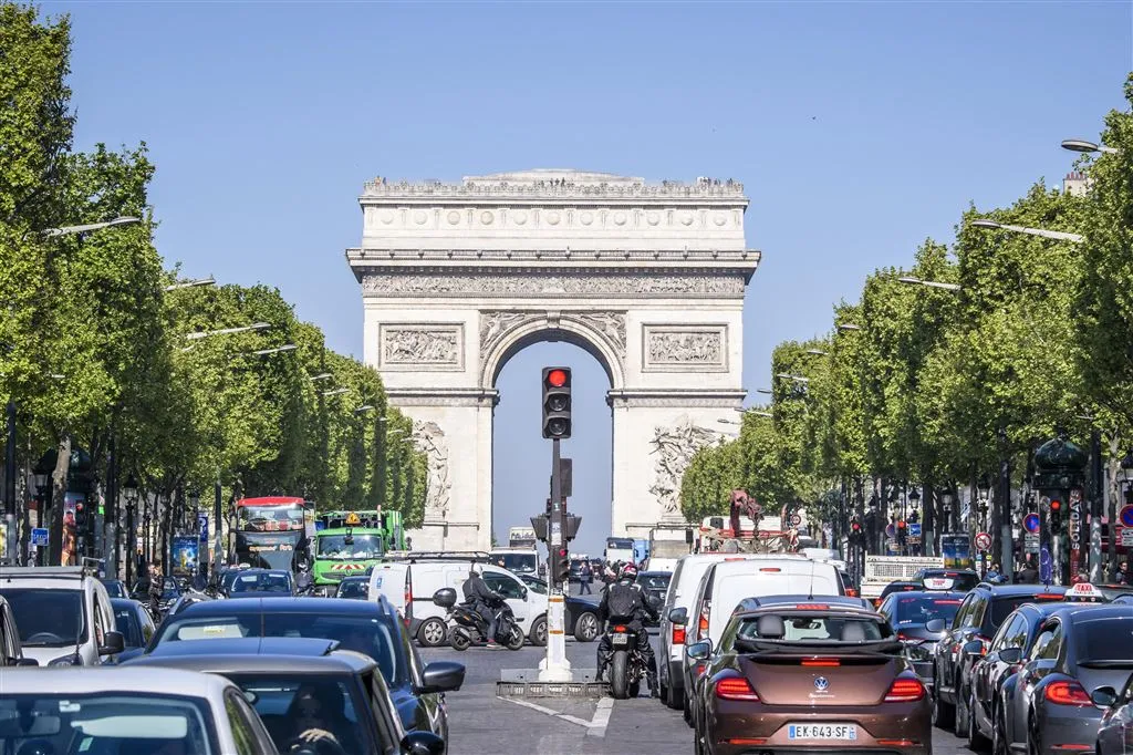 politie parijs incident op champs elysees1497883204