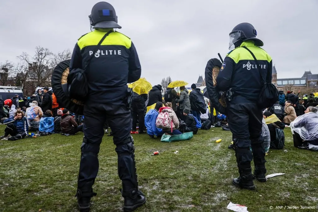 politie zet waterkanon in tegen demonstranten museumplein1616939808