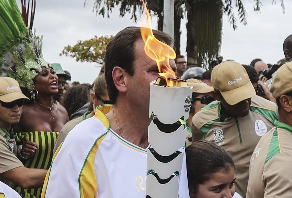 rellen in rio bij doorkomst olympische fakkel1470278939