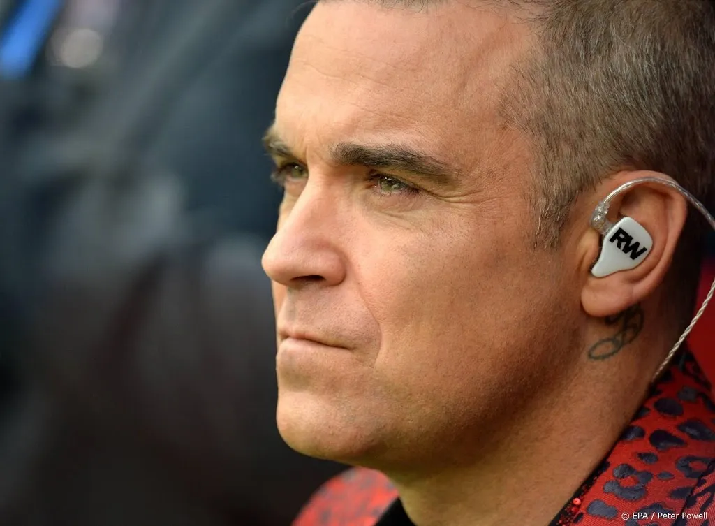 robbie williams kickt af met krijtjes1546939946