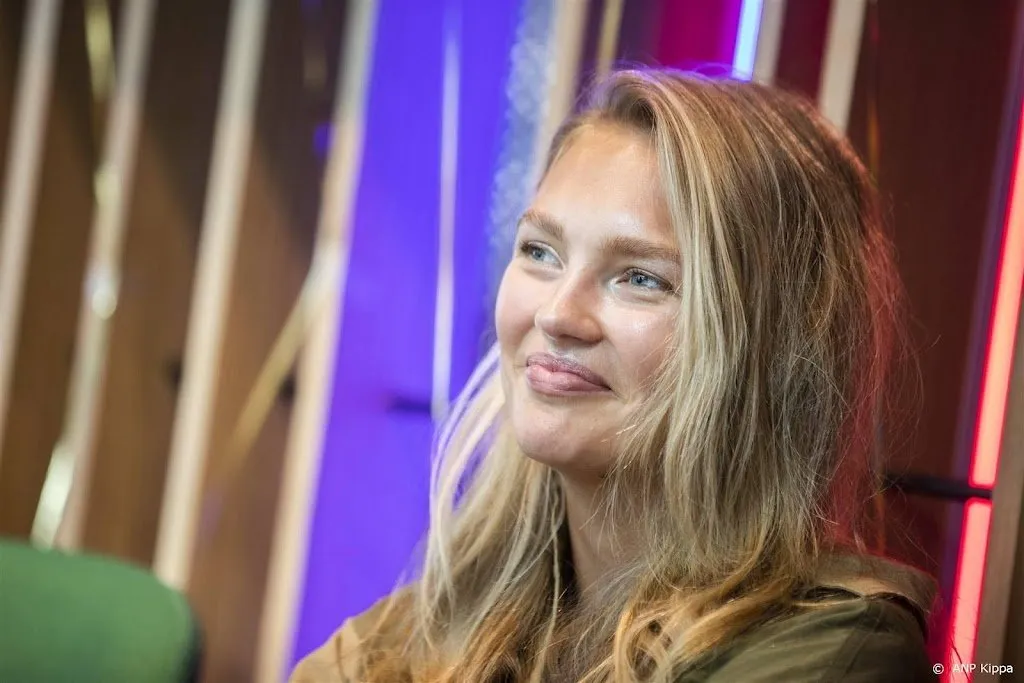 romee strijd kampt met mysterieuze hoofdpijn1681992041